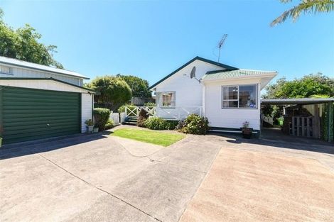Photo of property in 41 Yeovil Road, Te Atatu Peninsula, Auckland, 0610