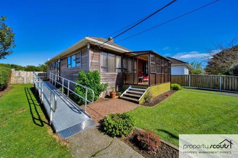 Photo of property in 1 Robbins Crescent, Hawera, 4610