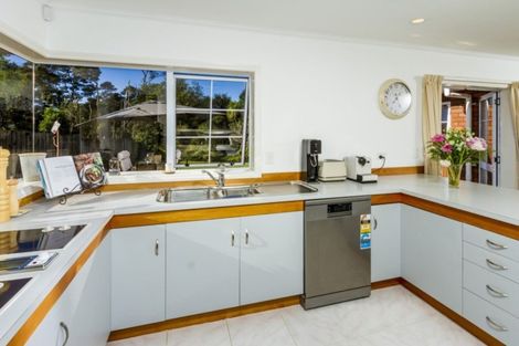 Photo of property in 8 Highwood Grove, Torbay, Auckland, 0630
