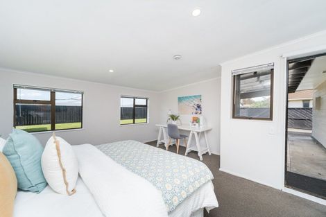 Photo of property in 60 Hillcrest Drive, Kelvin Grove, Palmerston North, 4414