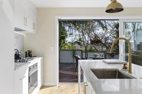 Photo of property in 1 Pinnacle Street, Seatoun, Wellington, 6022