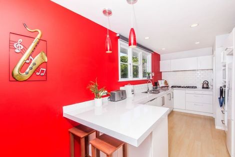 Photo of property in 37 Victory Crescent, Tawa, Wellington, 5028