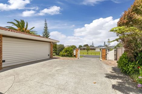 Photo of property in 33 Settlers Grove, Orewa, 0931