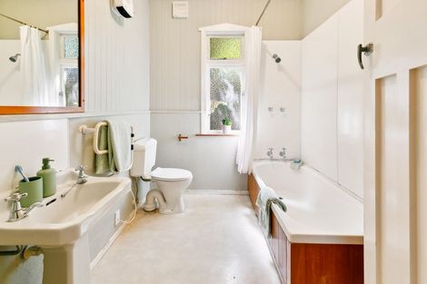 Photo of property in 102 Nevay Road, Karaka Bays, Wellington, 6022