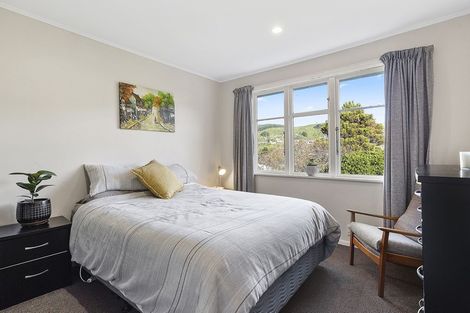 Photo of property in 16 Kereru Bend, Tawa, Wellington, 5028