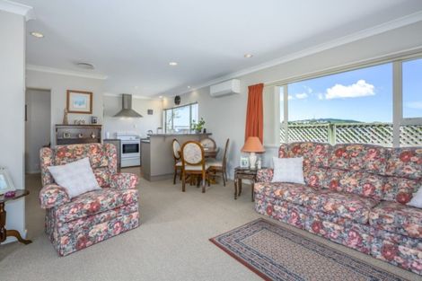 Photo of property in 9b Pinkerton Grove, Newlands, Wellington, 6037