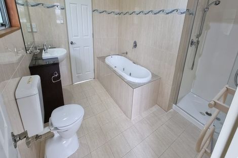 Photo of property in 11 Cobblestone Lane, Hillcrest, Auckland, 0627