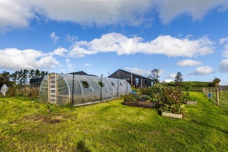 Photo of property in 237 Croydon Road, Midhirst, Stratford, 4394