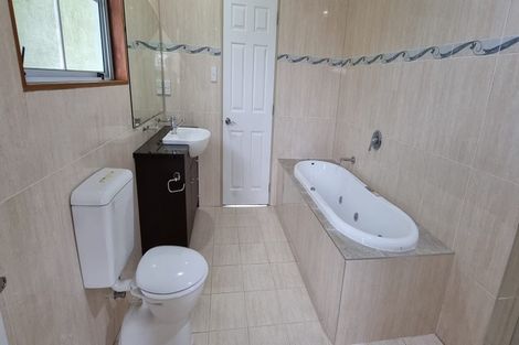 Photo of property in 11 Cobblestone Lane, Hillcrest, Auckland, 0627