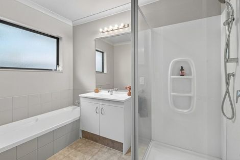 Photo of property in 18 Discovery Avenue, Welcome Bay, Tauranga, 3112