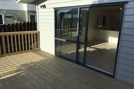 Photo of property in 2/48 Sunset Road, Unsworth Heights, Auckland, 0632