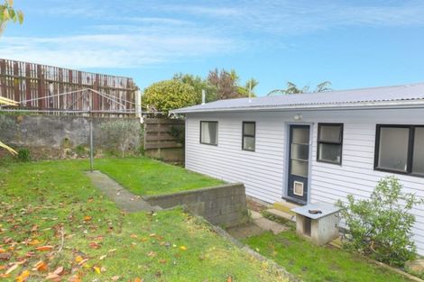Photo of property in 40 Link Road, Newlands, Wellington, 6037