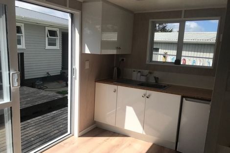 Photo of property in 39 Stewart Drive, Newlands, Wellington, 6037