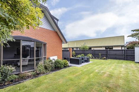Photo of property in 10 Pyatt Place, Redwood, Christchurch, 8051