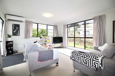 Photo of property in 8 Louise Place, West Harbour, Auckland, 0618