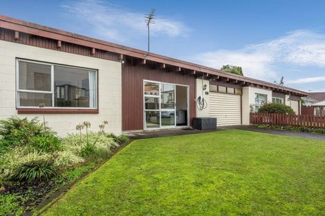 Photo of property in 1/2 Edwards Avenue, Henderson, Auckland, 0610
