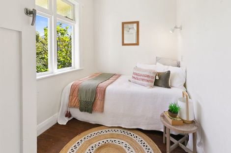 Photo of property in 102 Nevay Road, Karaka Bays, Wellington, 6022