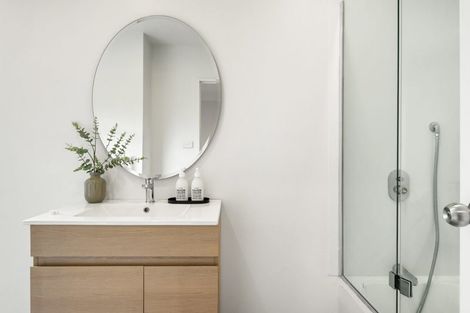 Photo of property in 2/128 Lynn Road, Bayview, Auckland, 0629