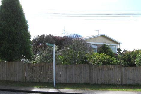 Photo of property in 4 Meadow Crescent, Te Atatu South, Auckland, 0602