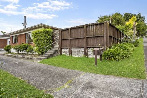 Photo of property in 2/9 Paruru Avenue, Northcote, Auckland, 0627