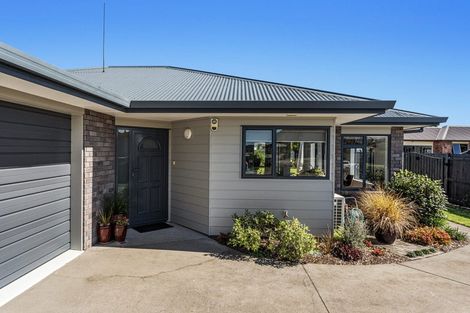 Photo of property in 21 Edgewater Grove, Whakatane, 3120