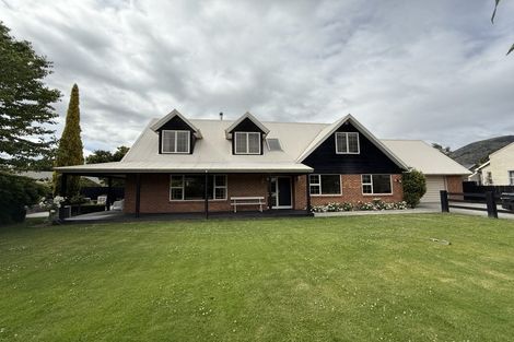 Photo of property in 5 Meadowstone Drive, Wanaka, 9305