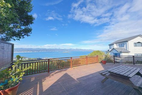 Photo of property in 40 Dress Circle, Newlands, Wellington, 6037