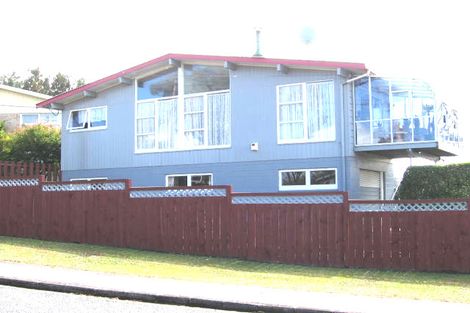 Photo of property in 6 Meadow Crescent, Te Atatu South, Auckland, 0602