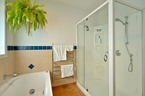 Photo of property in 14 Harbour View Road, Te Atatu Peninsula, Auckland, 0610