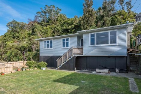 Photo of property in 123 Newlands Road, Newlands, Wellington, 6037