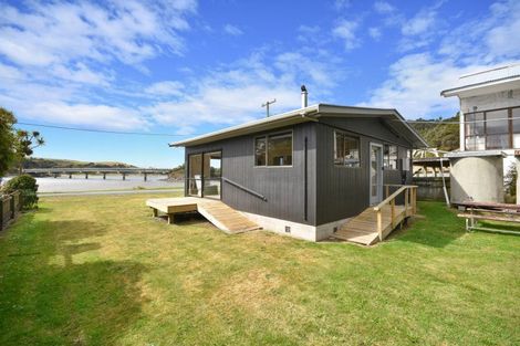 Photo of property in 25 Riverside Road, Taieri Mouth, 9091