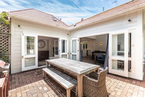 Photo of property in 210 Oriental Parade, Oriental Bay, Wellington, 6011