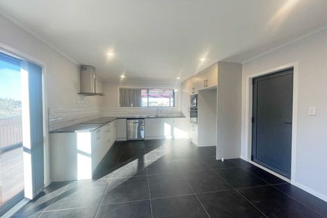 Photo of property in 9 Staverton Crescent, Mangere, Auckland, 2022