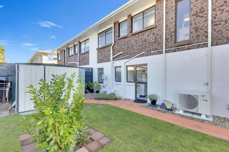 Photo of property in 2/502 Devon Street East, Strandon, New Plymouth, 4312