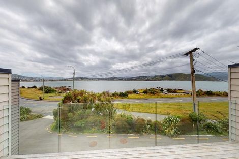 Photo of property in 352 Queens Drive, Lyall Bay, Wellington, 6022