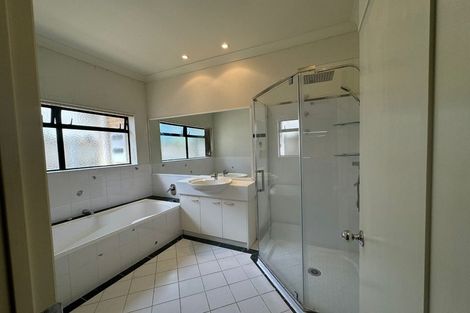 Photo of property in 1 Capistrano Mews, Goodwood Heights, Auckland, 2105