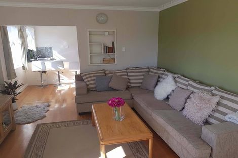 Photo of property in 15 Lyndfield Lane, Newlands, Wellington, 6037