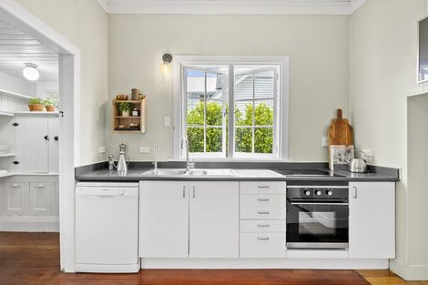 Photo of property in 17 Queen Street, Northcote Point, Auckland, 0627