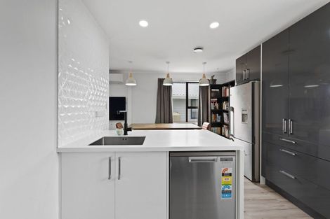 Photo of property in 6 Hamblyn Place, Ranui, Auckland, 0612