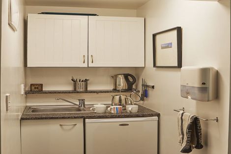 Photo of property in 10 Oxford Terrace, Mount Cook, Wellington, 6021