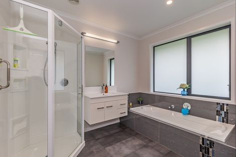 Photo of property in 52 Garth Road, Levin, 5571