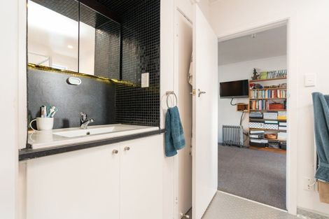 Photo of property in 10 Oxford Terrace, Mount Cook, Wellington, 6021