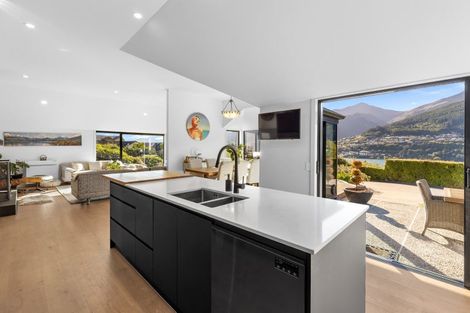 Photo of property in 8 Elizabeth Place, Kelvin Heights, Queenstown, 9300