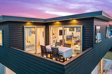 Photo of property in 10 Te Mauri Place, Omaha, 0986