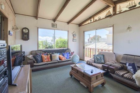 Photo of property in 1437 Whangaparaoa Road, Army Bay, Whangaparaoa, 0930