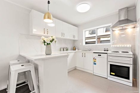 Photo of property in 4/92 Lynwood Road, New Lynn, Auckland, 0600