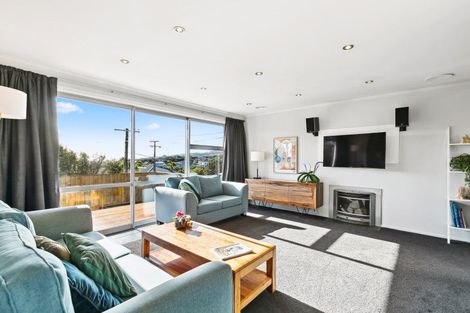 Photo of property in 9 Balmain Street, Newlands, Wellington, 6037