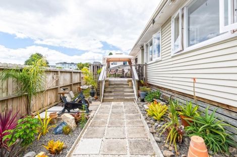 Photo of property in 5b Sheehan Road, Te Atatu South, Auckland, 0610