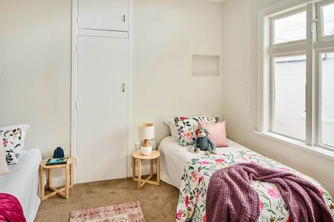 Photo of property in 134 Nevay Road, Karaka Bays, Wellington, 6022