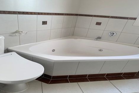 Photo of property in 2 Glastry Close, East Tamaki Heights, Auckland, 2016